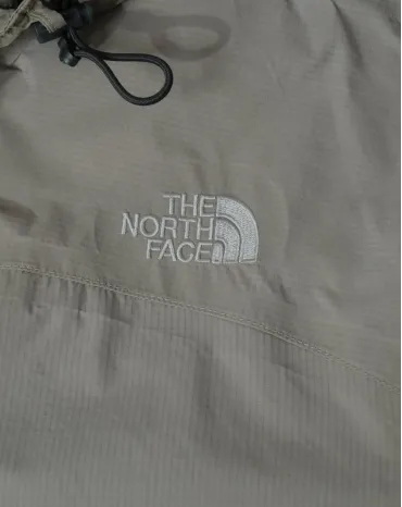 CHAQUETA CORTAVIENTOS THE NORTH FACE UNISEX BEIGE